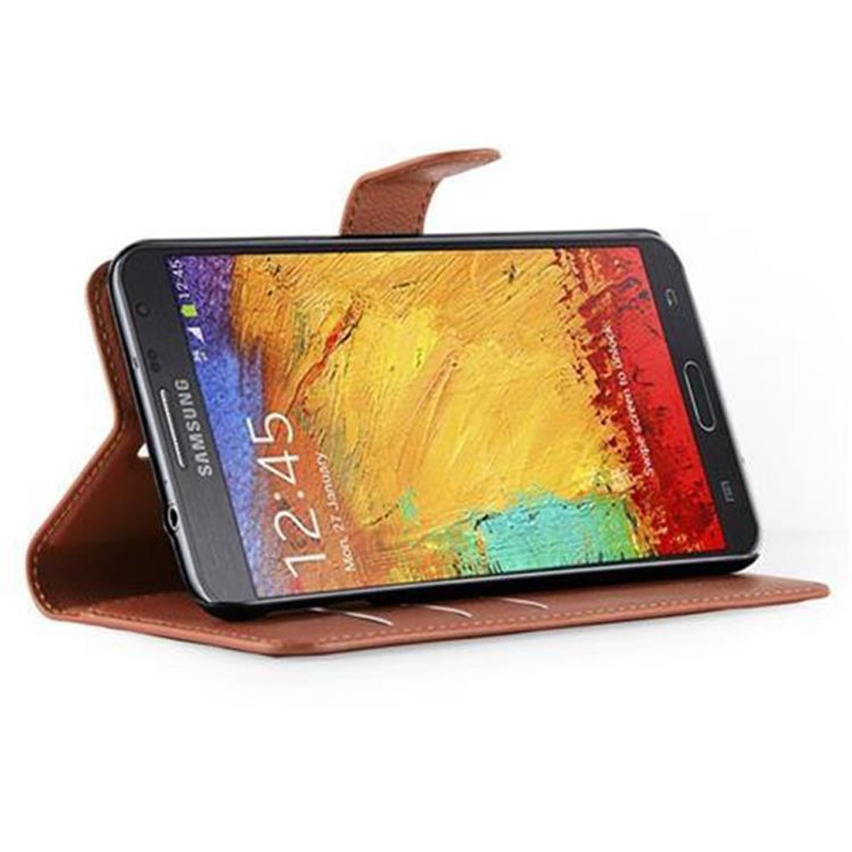Ein Telefon in einer braunen Lederhülle ist geöffnet und zeigt die Uhrzeit. Die Hülle ist ein Ständer, mit dem Telefon geneigt.