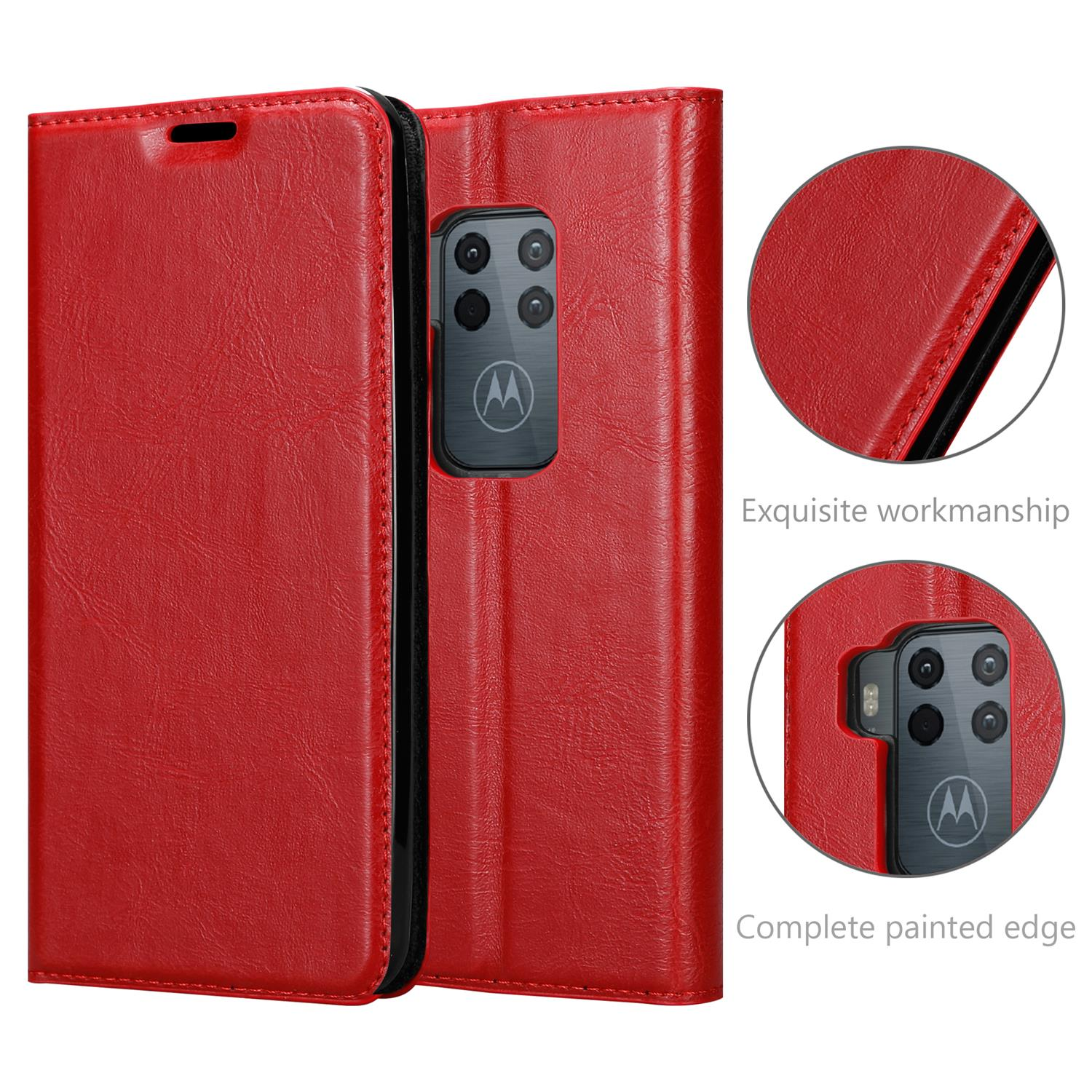 Custodia rossa, aperta, con telefono dentro. I dettagli della fotocamera vengono mostrati, con testo.