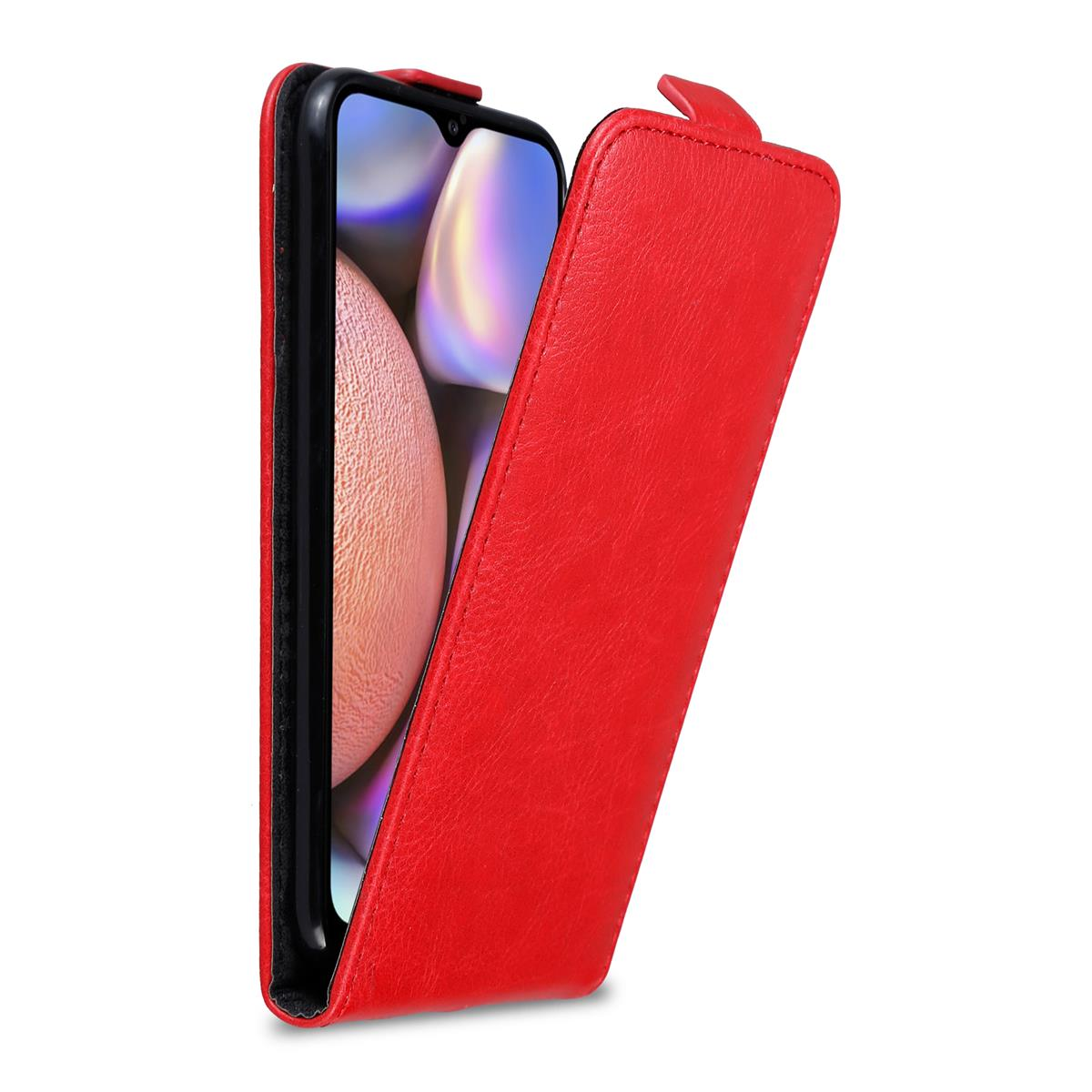 Custodia rossa per telefono aperta, telefono all'interno. Il telefono ha uno sfondo rosa.