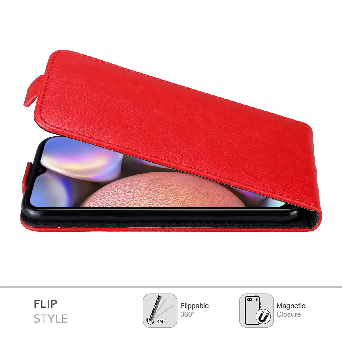 Custodia rossa aperta con telefono all'interno. Stile flip, chiusura magnetica.