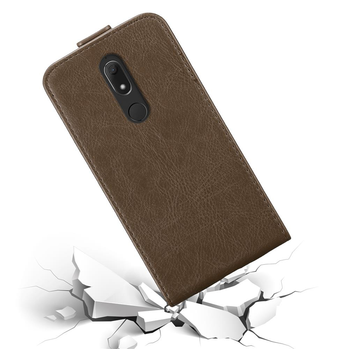 Braune Handyhülle, geschlossen. Telefon innen. Gehäuse fällt auf eine rissige Oberfläche.