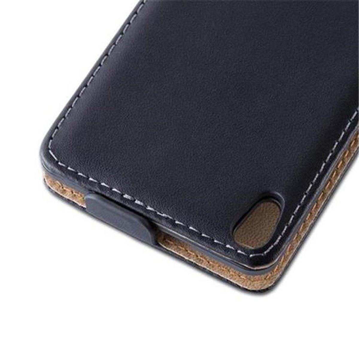 Primer plano de una funda de teléfono de cuero negro con costuras y una pequeña abertura.