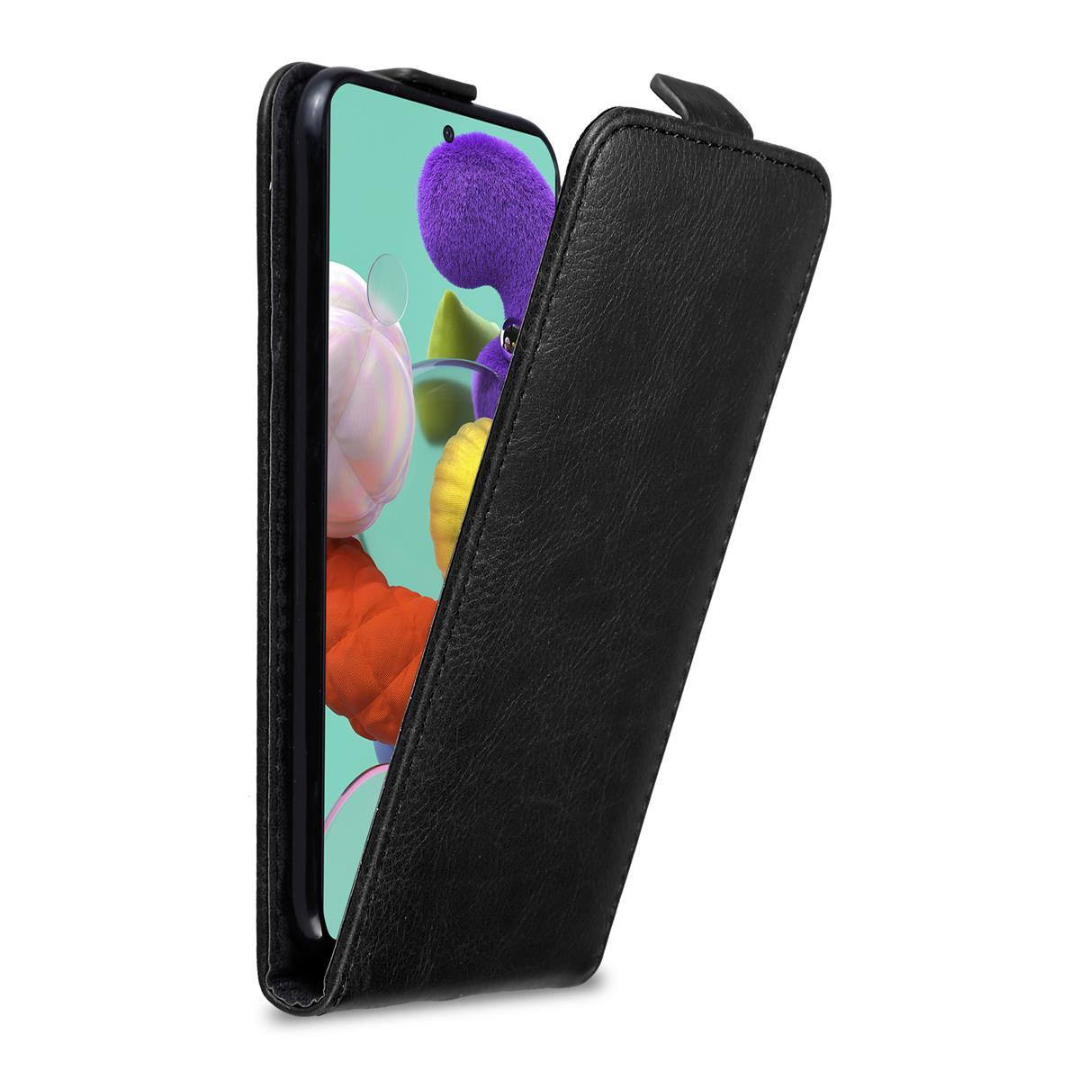 Schwarze Handyhülle mit geöffneter Klappe, die einen Smartphone-Bildschirm mit bunten Bildern freigibt.