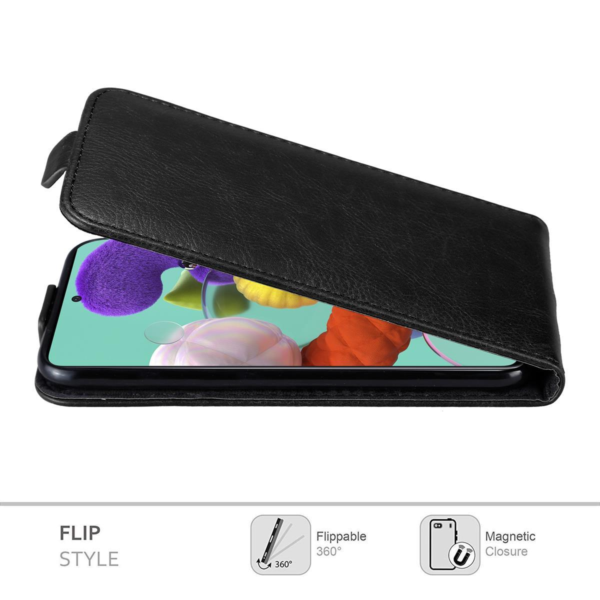 Schwarze Klapphandy-Hülle, offen, zeigt ein Telefon. Klappstil wird hervorgehoben. Weißer Hintergrund.