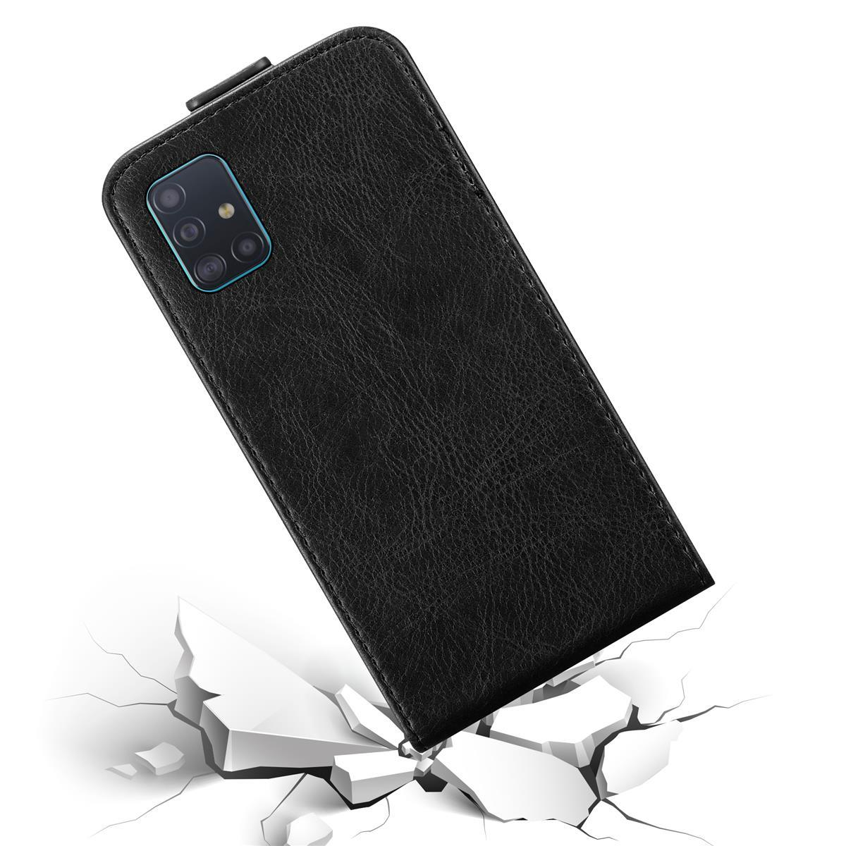 Schwarze Handyhülle mit Telefon darin. Die Hülle ist geschlossen. Zerbrochener Hintergrund.