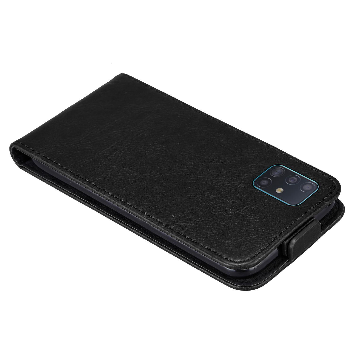 Schwarze Handyhülle geöffnet, zeigt das Telefon und die Kameralinsen. Die Hülle hat eine strukturierte Oberfläche.