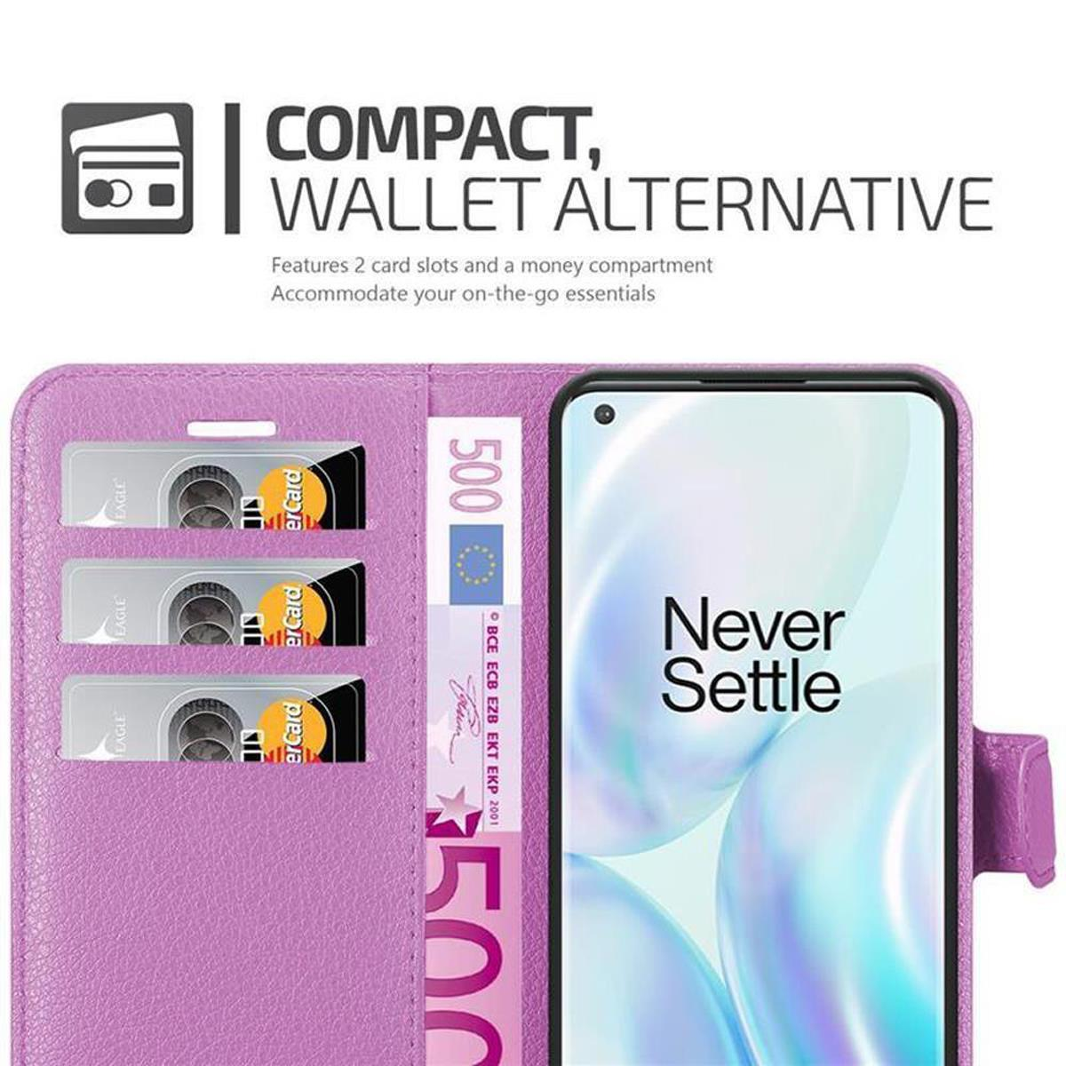Custodia a portafoglio viola con fessure per carte e banconota, che tiene un telefono con 'Never Settle' sullo schermo.