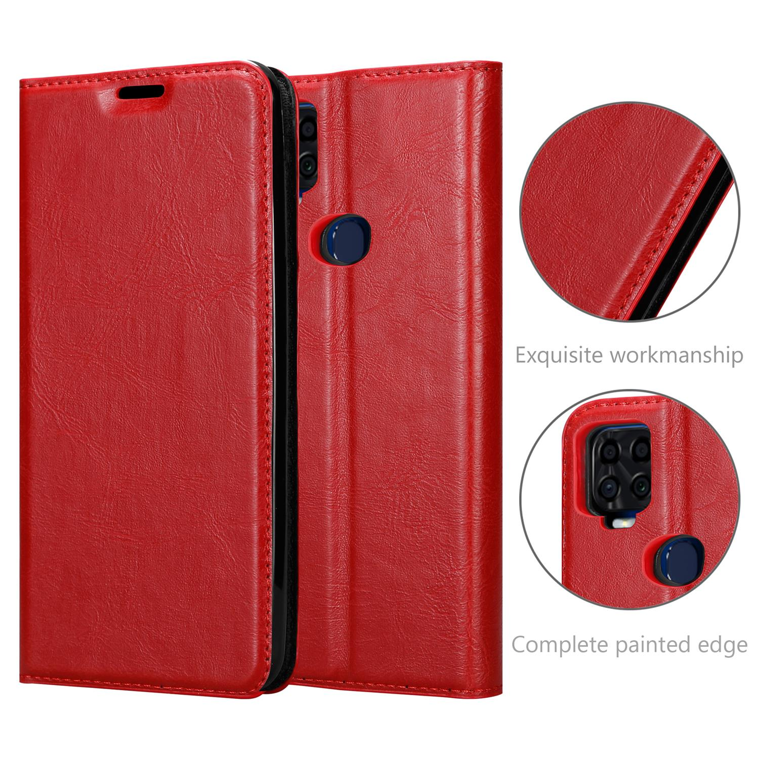 Custodia per telefono rossa con un telefono all'interno. Primo piano di bordi e dettagli. Sfondo bianco.