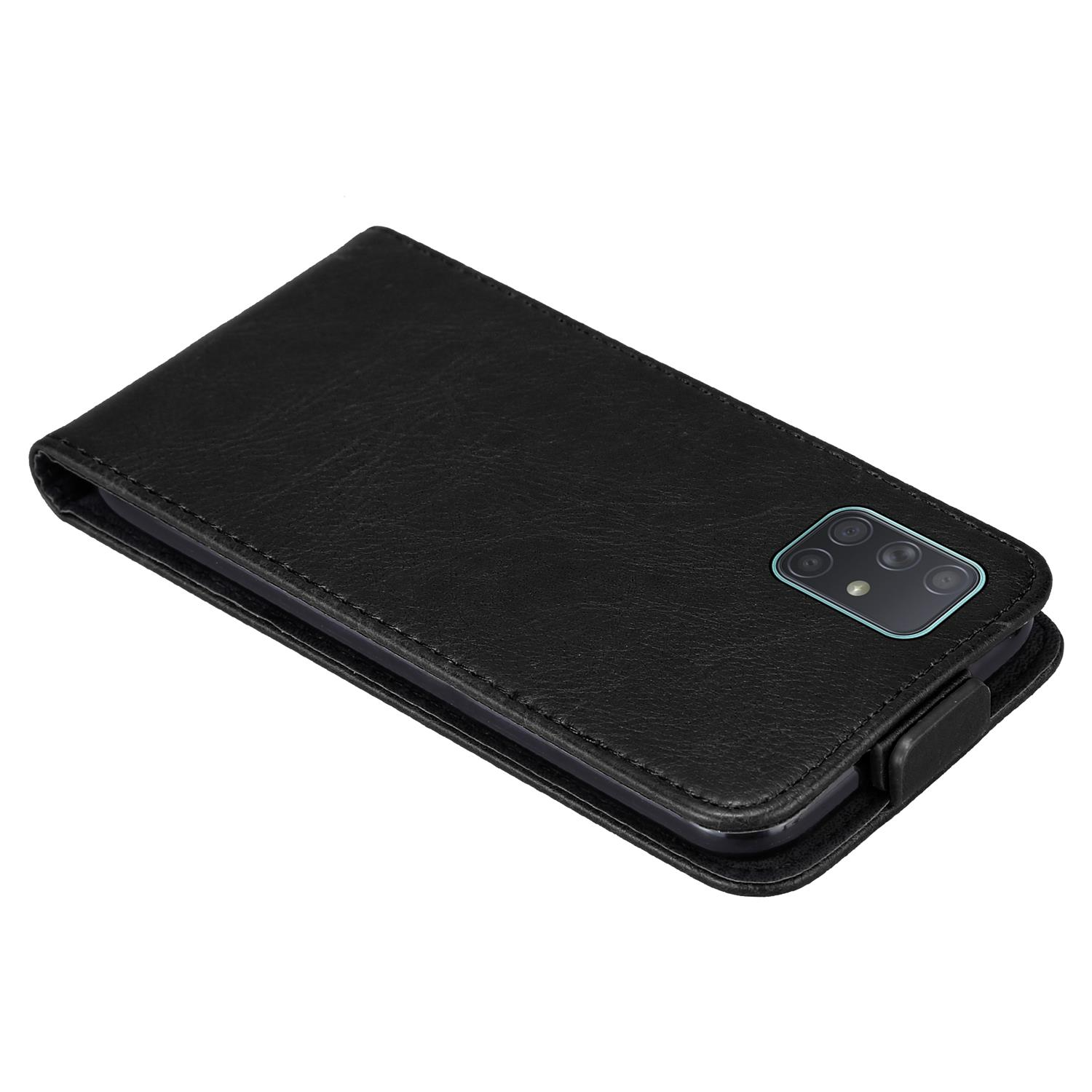 Schwarze Handyhülle, geschlossen. Schwarze Außenseite, ein Telefon im Inneren. Kamera ist sichtbar. Weißer Hintergrund.