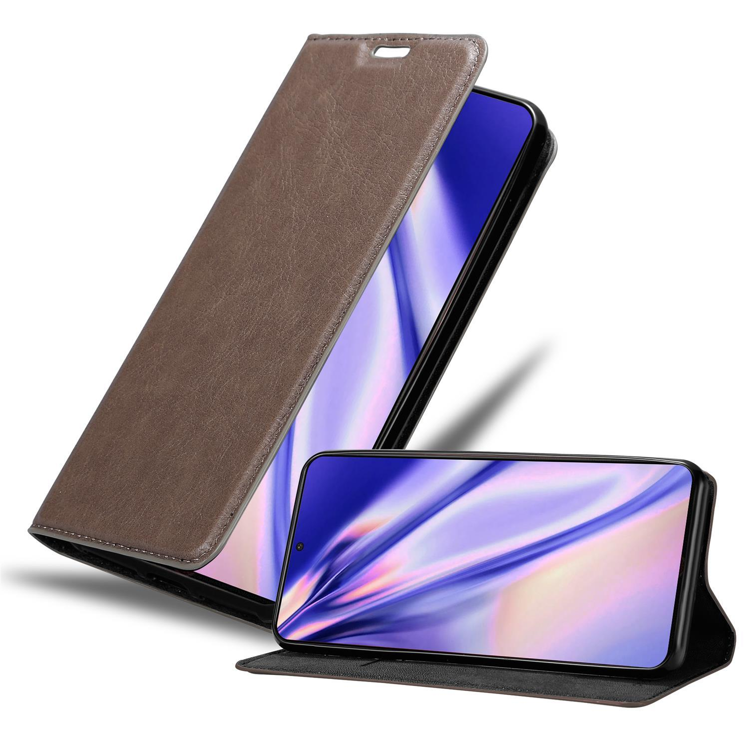 Étui de téléphone marron, ouvert, avec téléphone à l'intérieur. Le téléphone a un écran bleu.