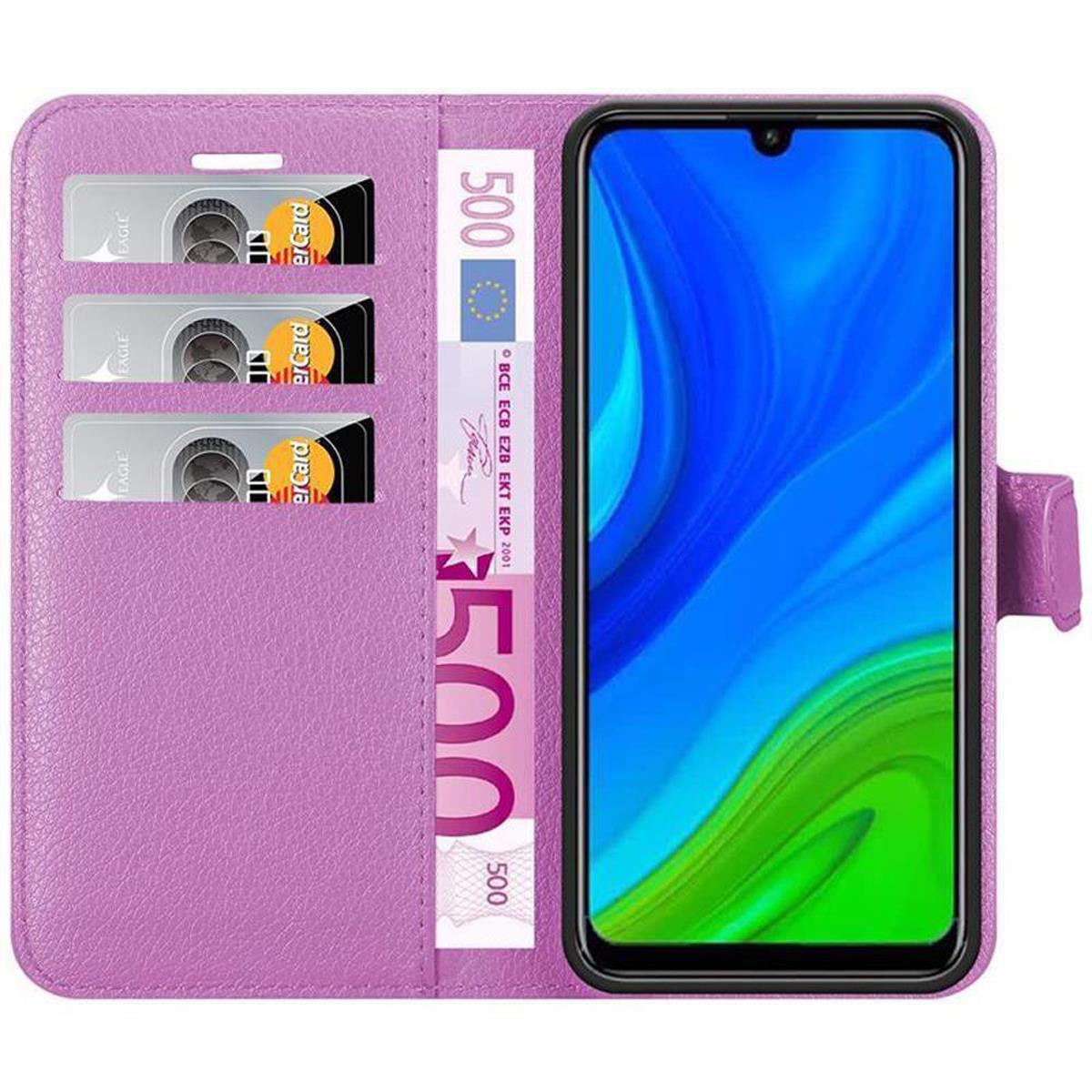 Una custodia a portafoglio viola che contiene un telefono, carte di credito e una banconota da 500 euro. Testo: Compatto, alternativa al portafoglio.