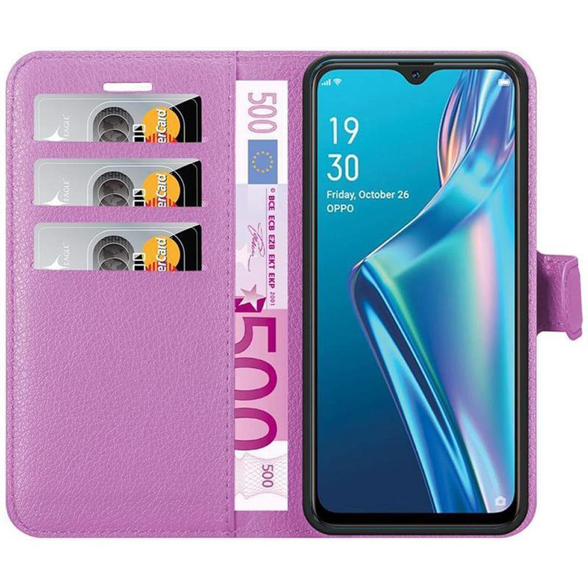 Custodia viola per telefono con un telefono. La custodia ha slot per carte e denaro. Testo: 'COMPACT, WALLET'.