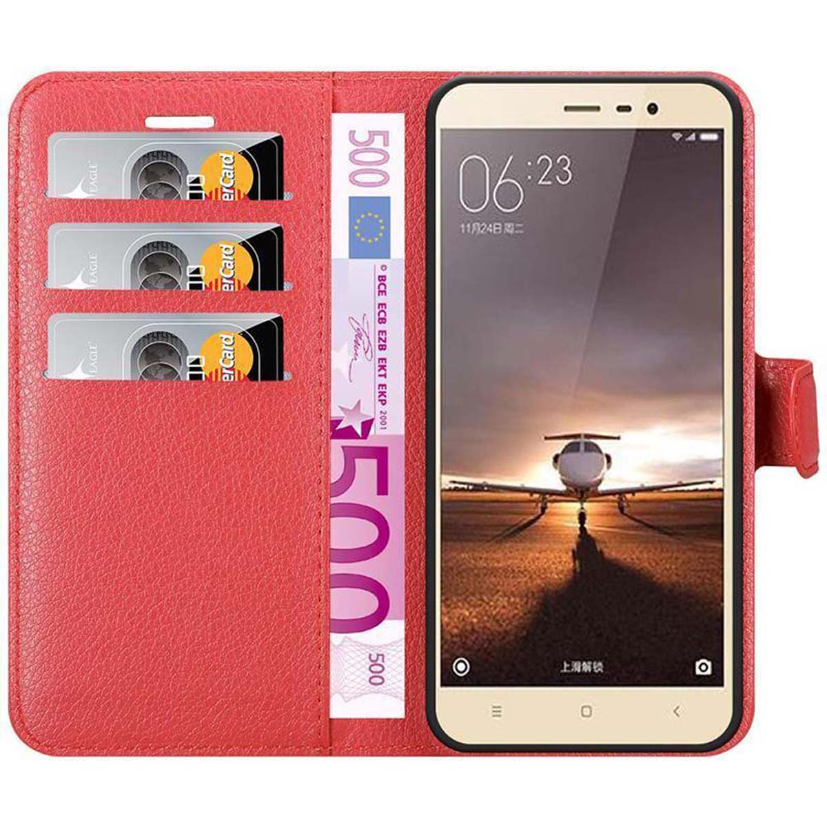Eine rote Brieftasche mit einem Telefon im Inneren. Zeigt drei Karten und einen 500-Euro-Schein. Das Telefon zeigt eine Uhr.