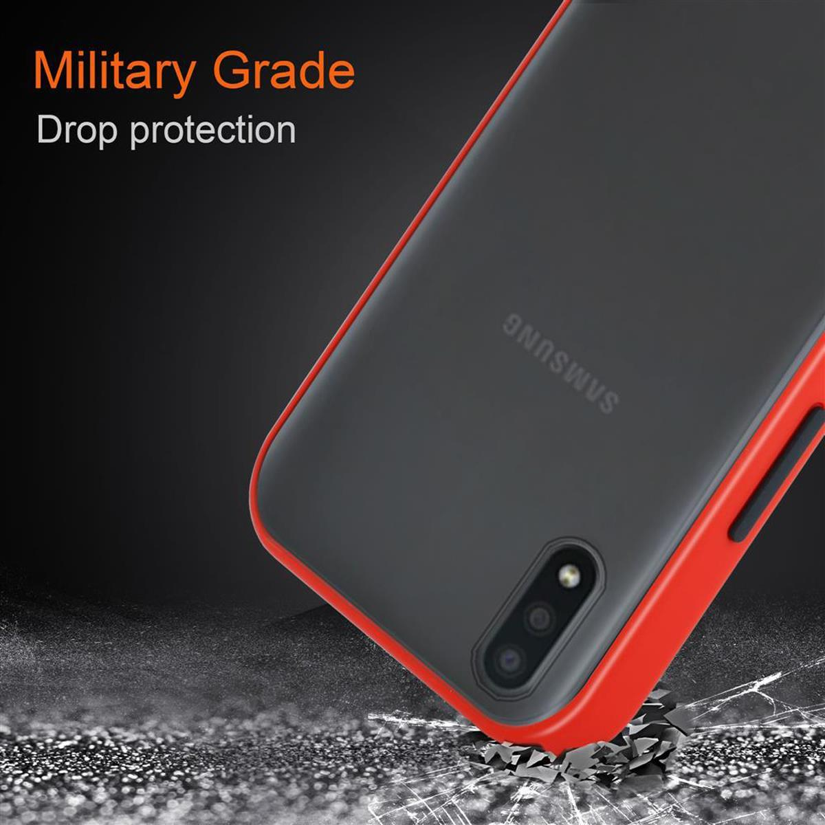 Eine Handyhülle mit rotem Rahmen und grauem Rücken liegt auf unebenem Untergrund, das Wort Samsung ist sichtbar.