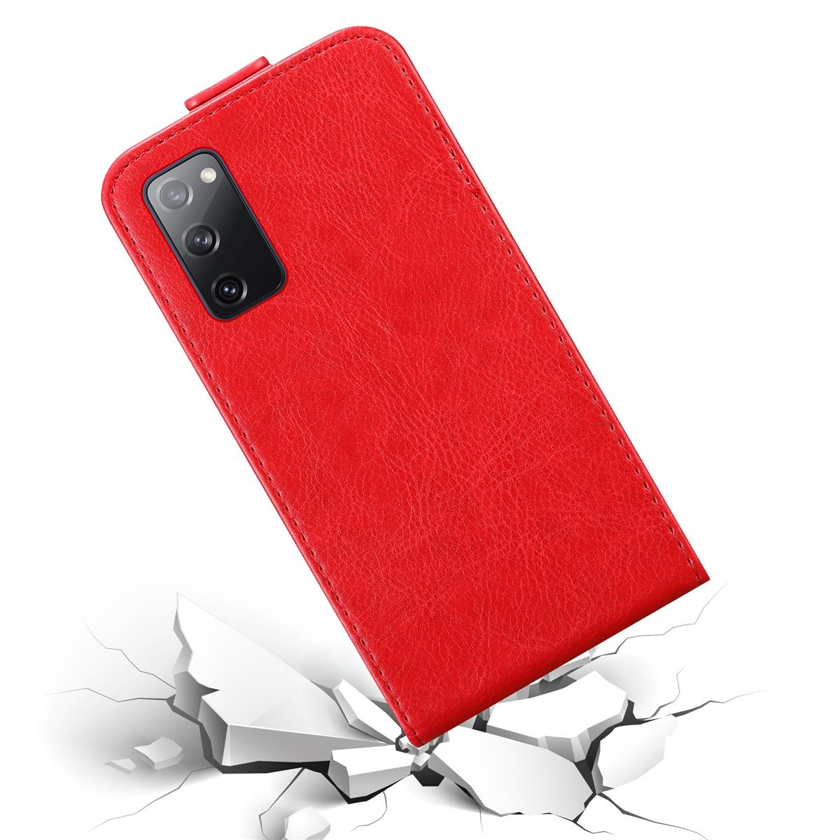 Custodia rossa per telefono che cade con superficie incrinata sotto. La custodia ha tre fotocamere.