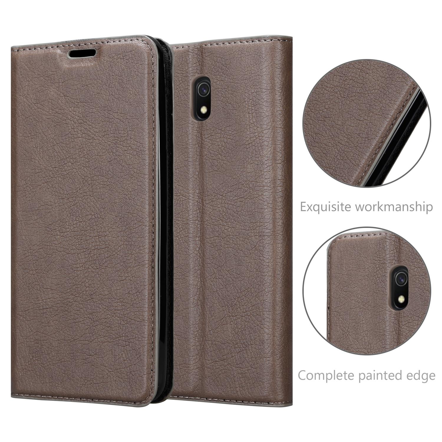 Braune Leder-Handyhülle, geöffnet, mit Details und Nahaufnahmen von Telefon und Hülle.