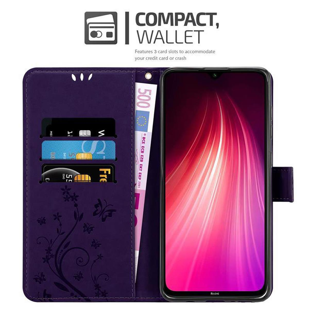 Portafoglio per telefono viola aperto con carte e denaro, telefono a destra. Design floreale, farfalla sul portafoglio.