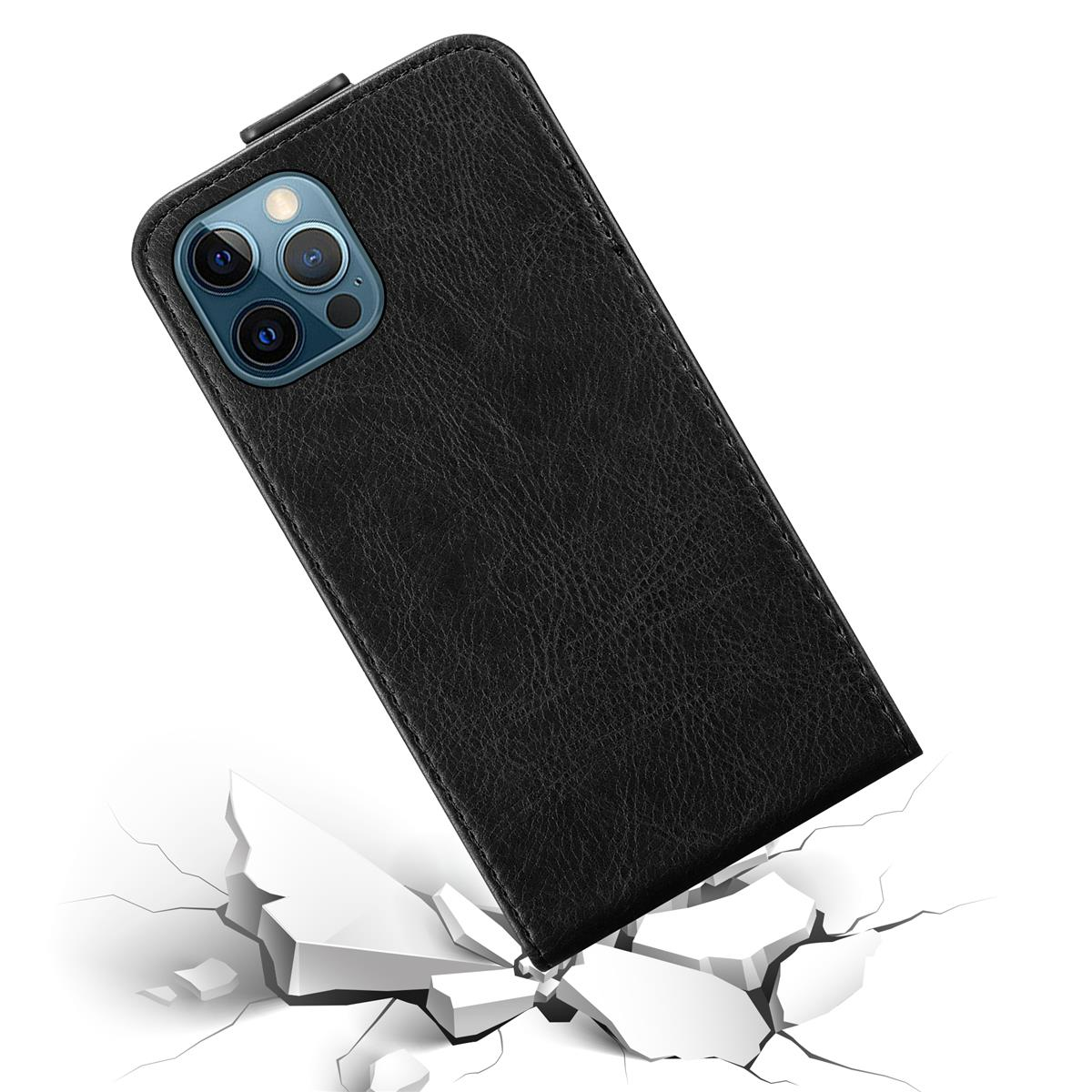 Custodia per telefono in pelle nera sopra cemento rotto, che mostra la fotocamera e il design del telefono.