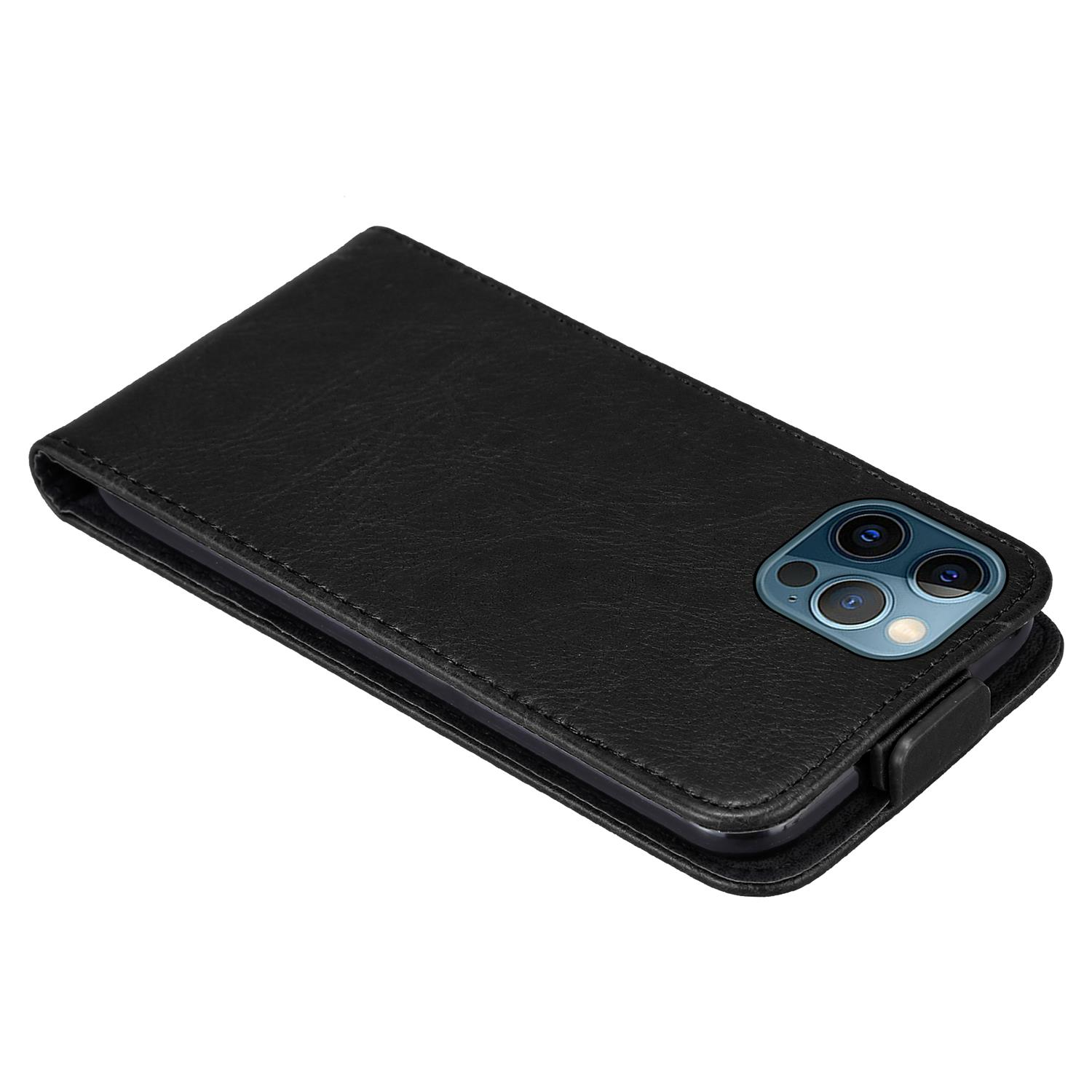 Una custodia per telefono nera è chiusa. La custodia è angolata, mostrando le lenti della fotocamera.