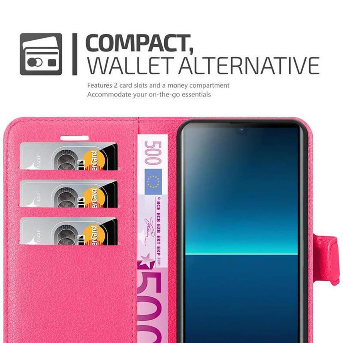 Custodia a portafoglio rosa aperta, con carte e telefono. Testo: alternativa portafoglio compatta.