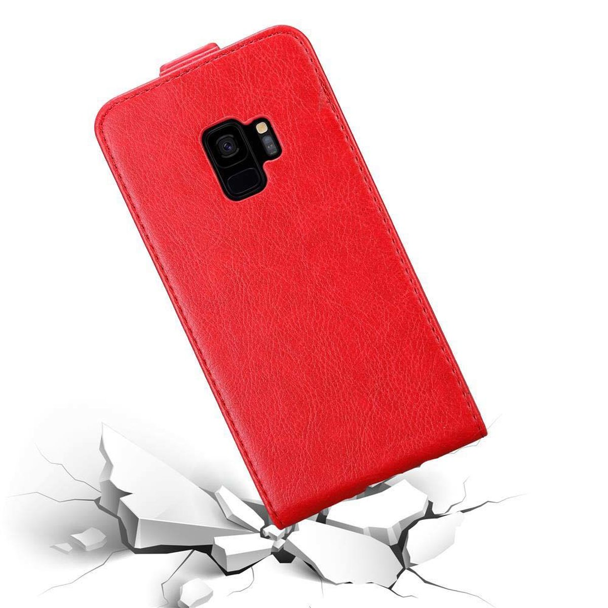Rote Handyhülle, offen, auf rissiger Oberfläche. Telefon ist in der Hülle.