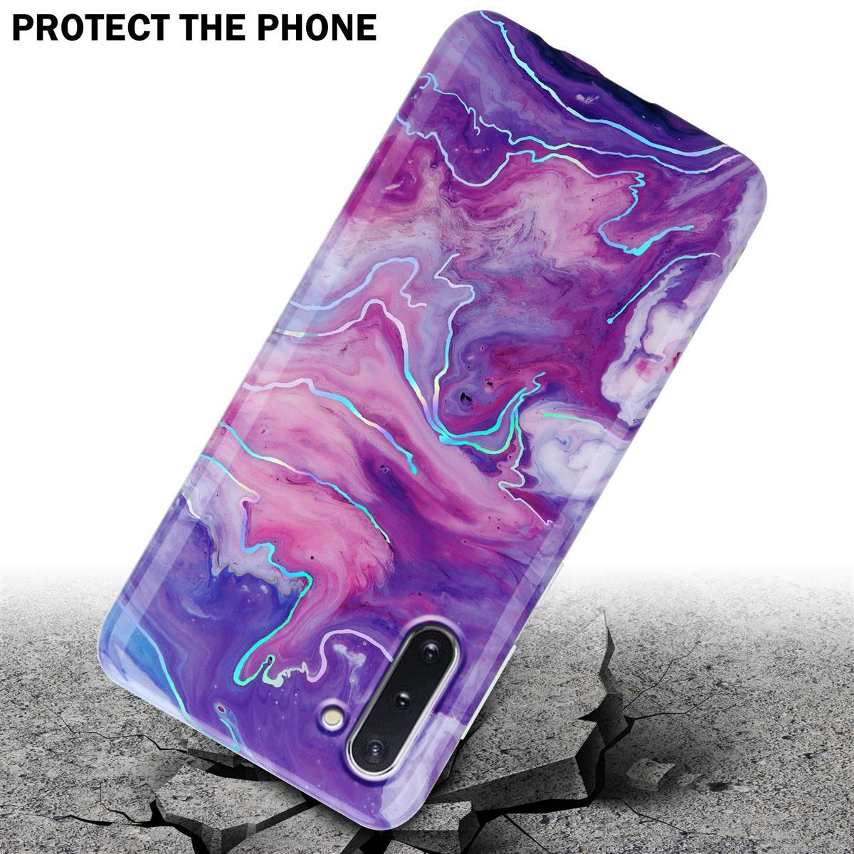 Custodia per telefono in marmo viola e bianco su un terreno incrinato. La custodia ha una fotocamera.
