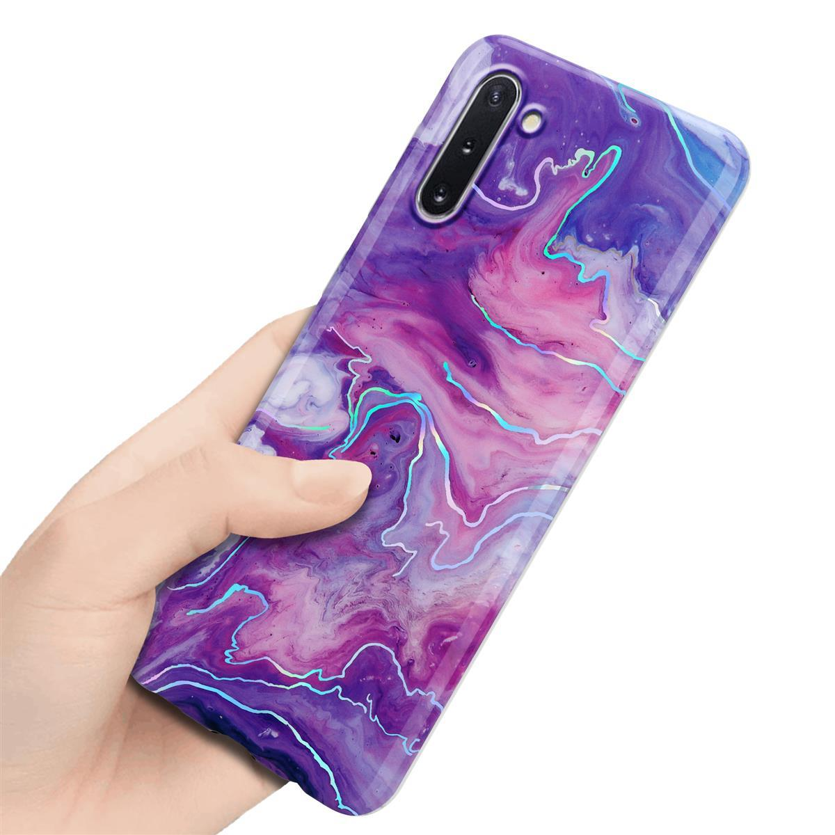 Una mano tiene un telefono in una custodia marmorizzata viola e rosa.