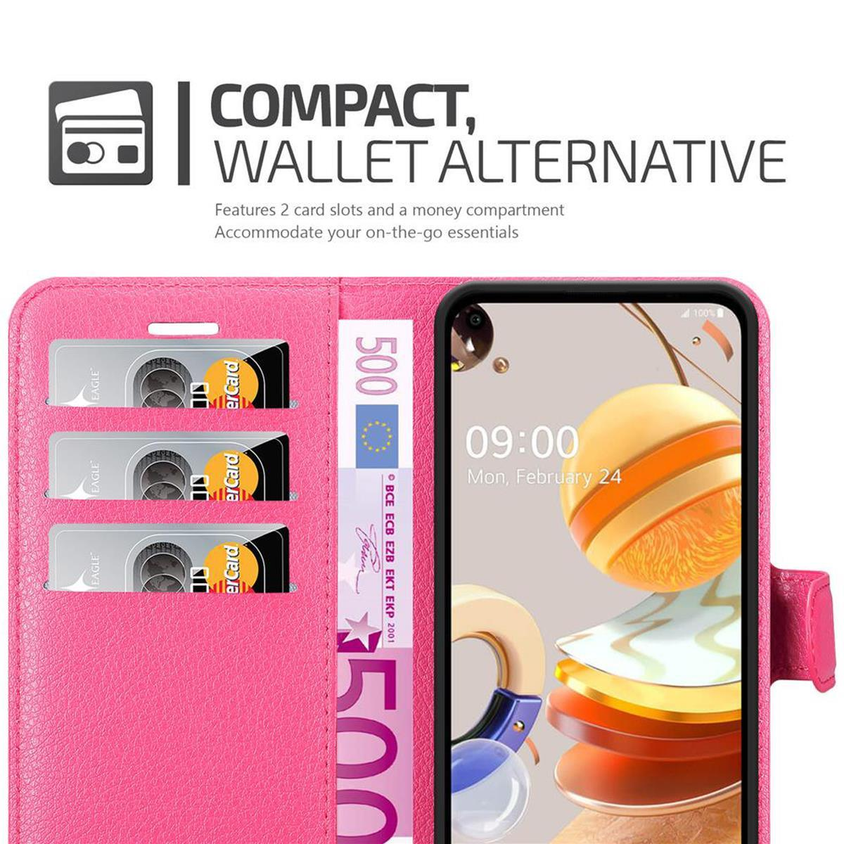 Un telefono in una custodia a portafoglio rosa che mostra le 09:00 AM, 24 febbraio. La custodia ha fessure per carte e un vano contanti.