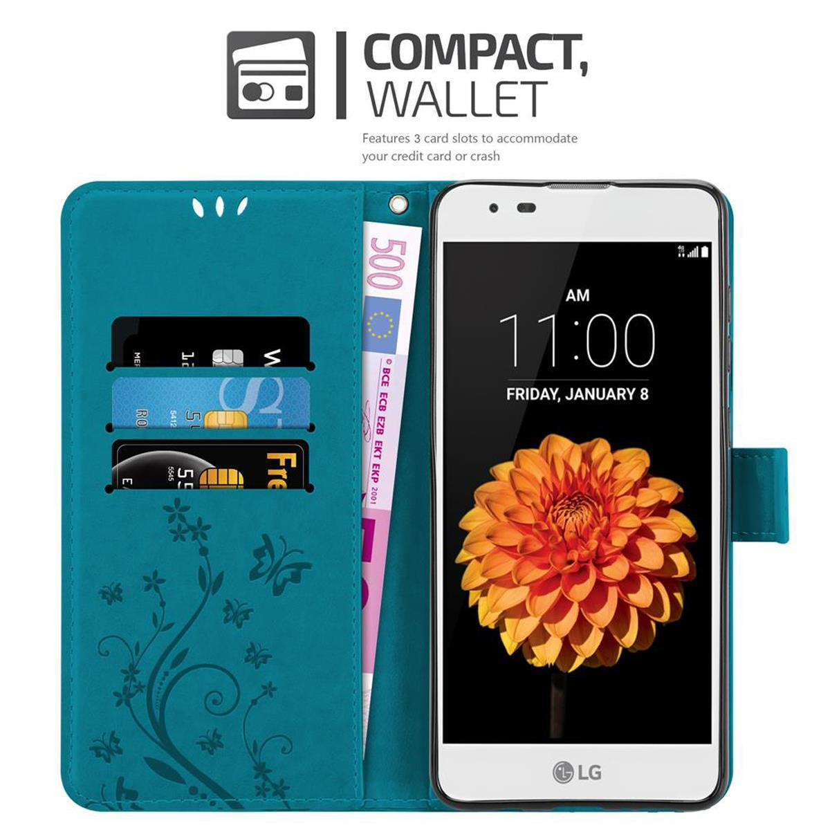 Una funda de teléfono abierta de color verde azulado con tarjetas y un teléfono dentro. El teléfono muestra una flor y la hora.