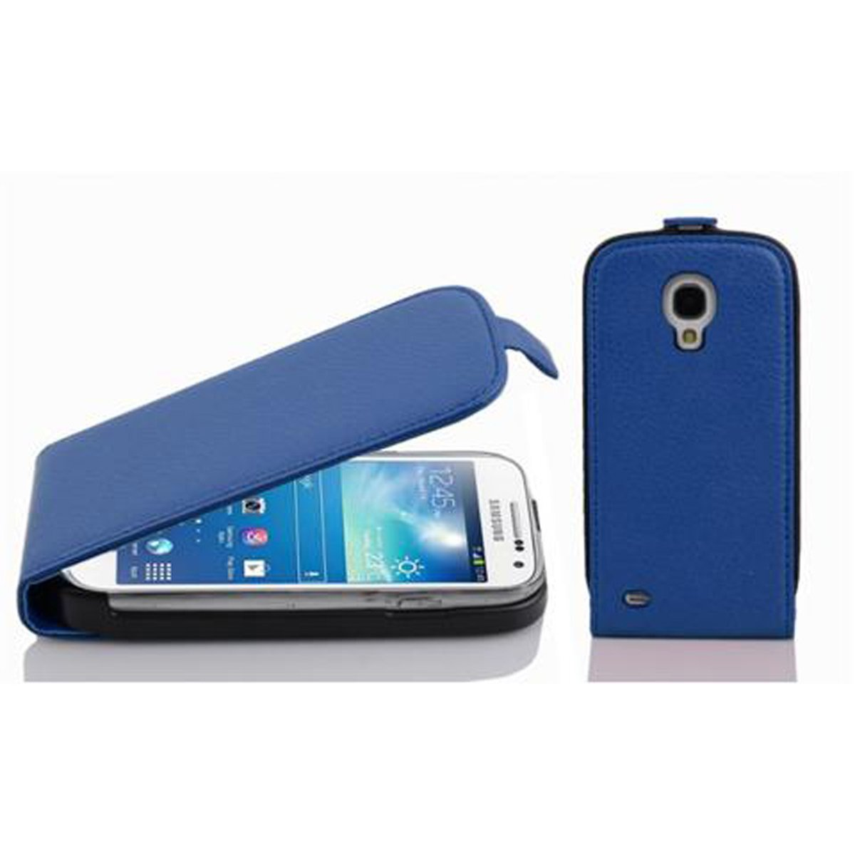 Funda de teléfono azul con el teléfono dentro y la pantalla encendida. Exterior de cuero azul. Fondo blanco.