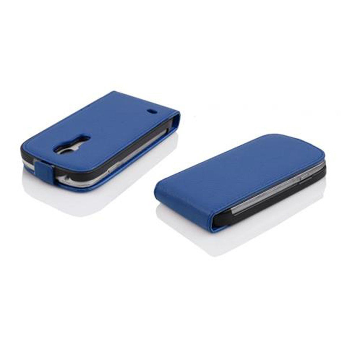 Dos fundas de teléfono azules, cerradas, con un teléfono dentro. Vista en ángulo.