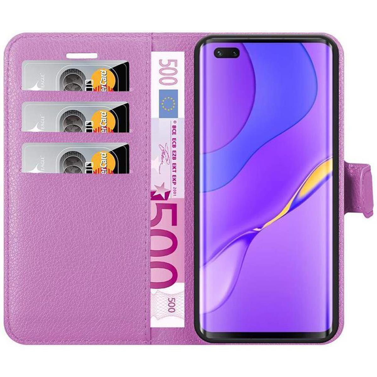 Custodia per telefono viola con un telefono all'interno. Ci sono carte e denaro all'interno della custodia.