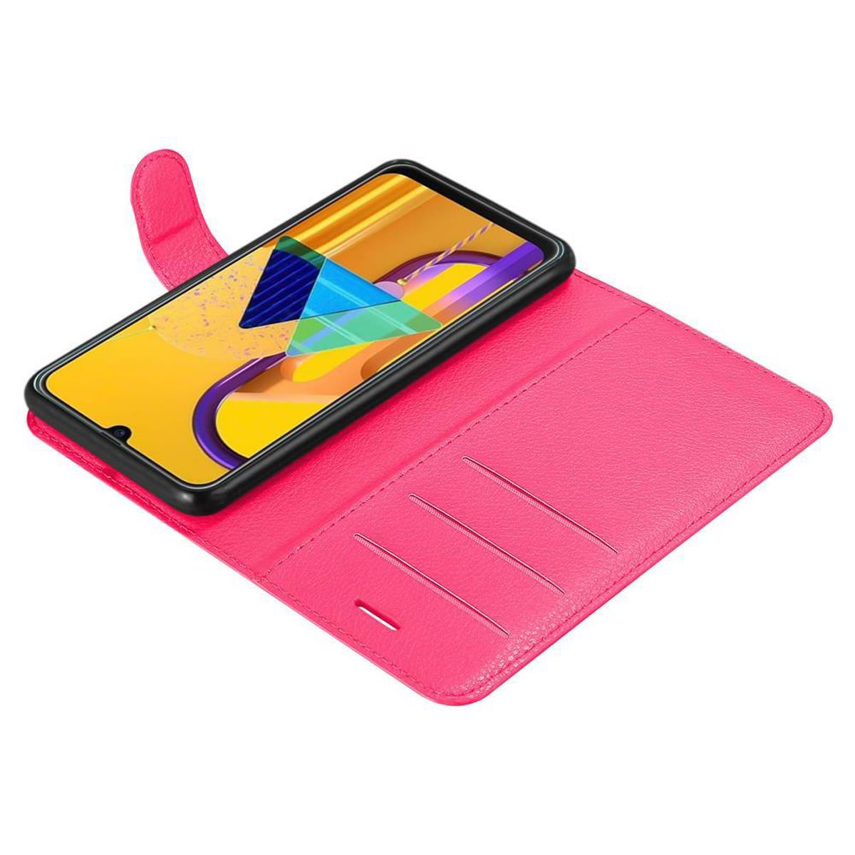 Una custodia per telefono rosa, aperta per mostrare un telefono. Lo schermo del telefono è visibile.