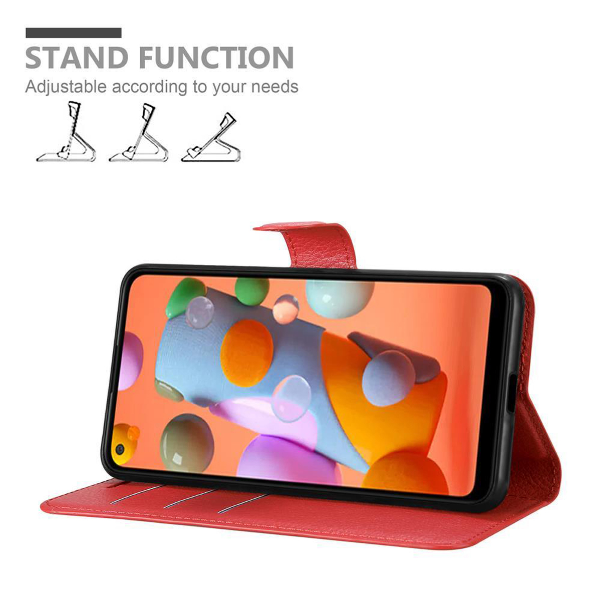 Rote Handyhülle mit einem Telefon darin, in einer Ständerposition, auf weißem Hintergrund.