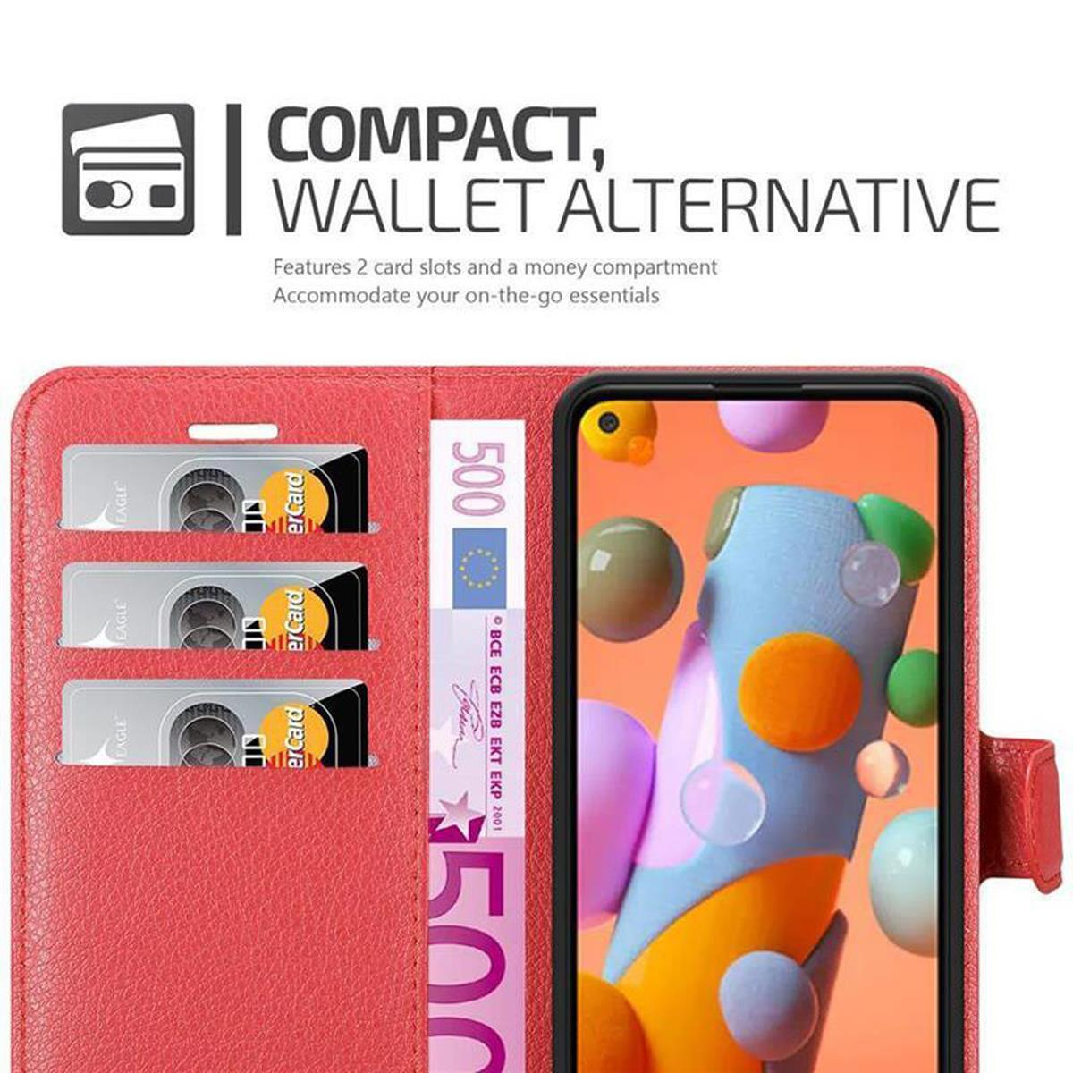 Rotes Portemonnaie-Etui mit einem Telefon darin. Zeigt Karten und Geld.