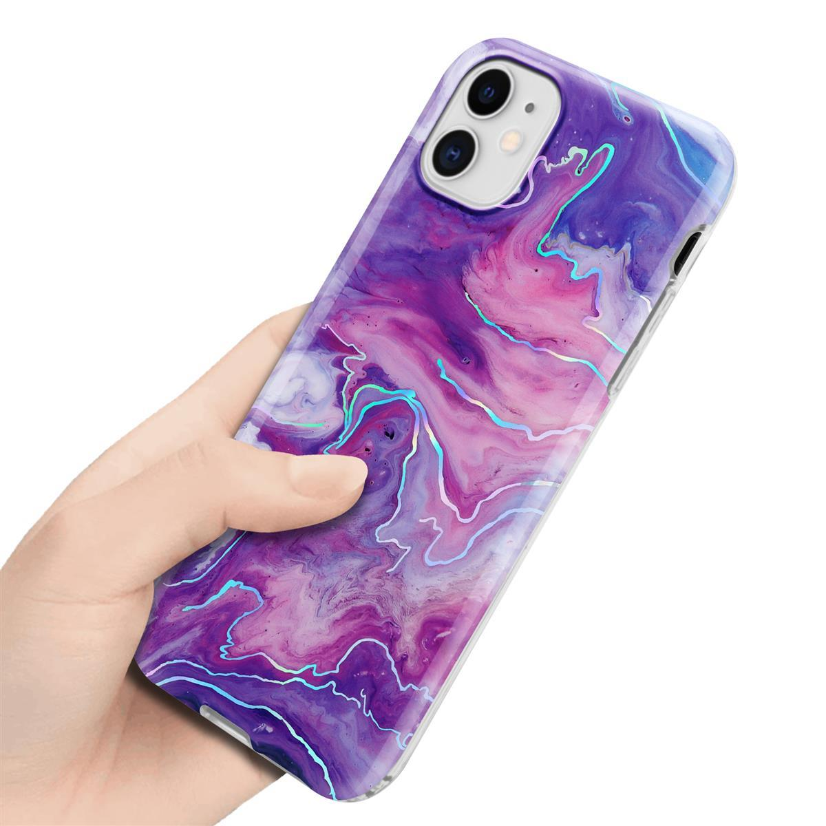 Mano che tiene una custodia per telefono con un design marmorizzato viola e rosa, evidenziato da contorni blu.