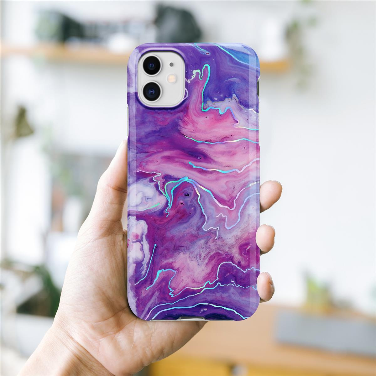 Una mano che tiene un telefono con un colorato design marmorizzato viola, rosa e blu. Lo sfondo è sfocato.