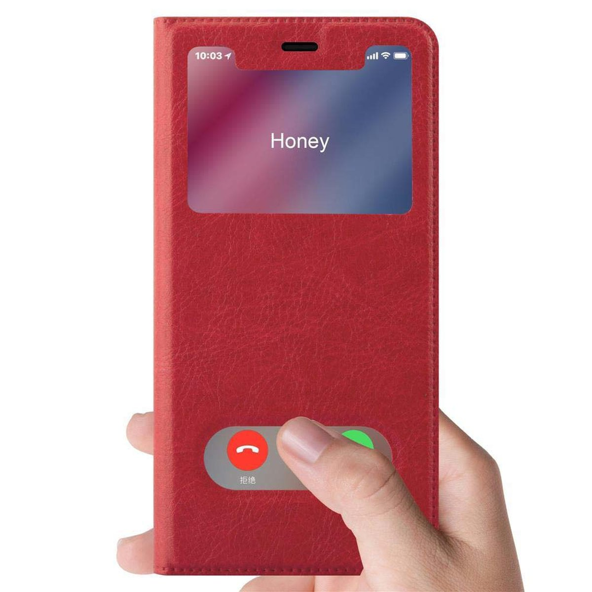 Custodia per telefono rossa, aperta, mano che tiene il telefono. Lo schermo mostra una chiamata in arrivo e il testo 'Honey'.
