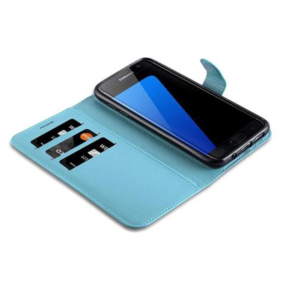 Un telefono in una custodia azzurra, con carte negli slot. Il telefono è nero, la custodia ha una patta magnetica.