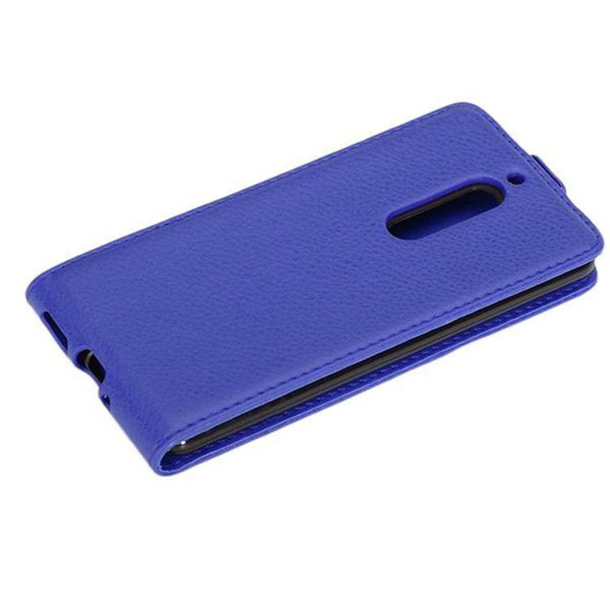 Eine blaue Handyhülle. Die Hülle ist geschlossen und hat eine glatte Textur, mit Aussparung für die Kamera.