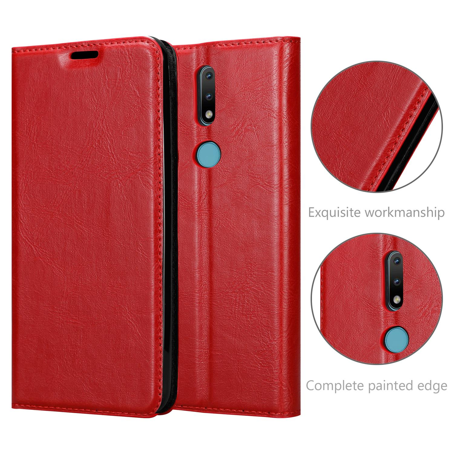 Custodia per telefono rossa, aperta, con telefono all'interno. Vista dettagliata della custodia e delle fotocamere. Testo: 'workmanship'.