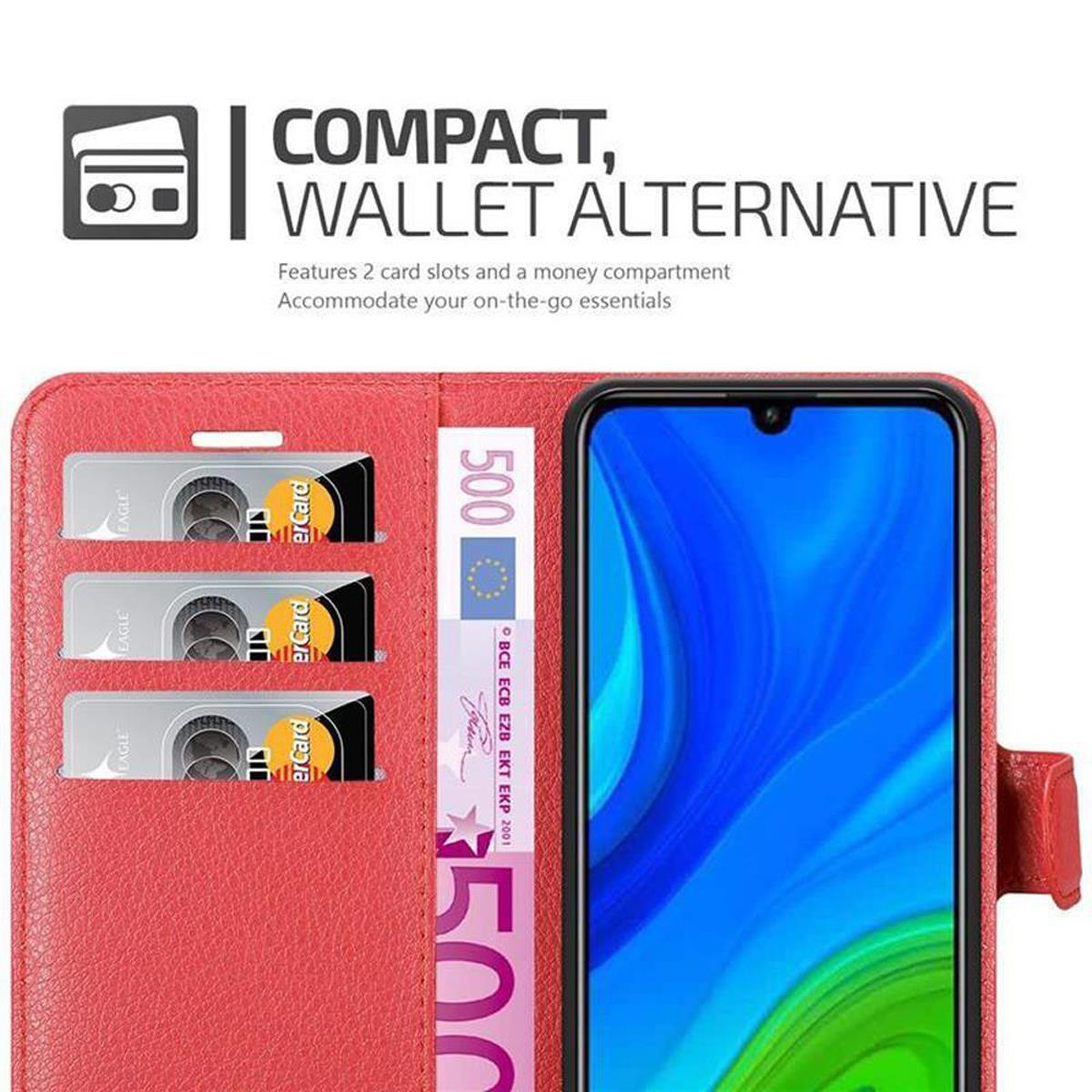 Portafoglio rosso per telefono aperto con carte, una banconota da 500 euro e un telefono. Sfondo bianco.