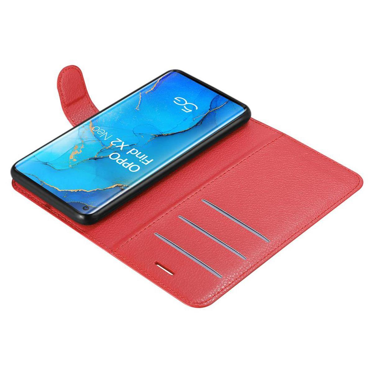 Custodia rossa per telefono con un telefono all'interno. Il telefono ha uno schermo blu-verde. Sfondo rosso.
