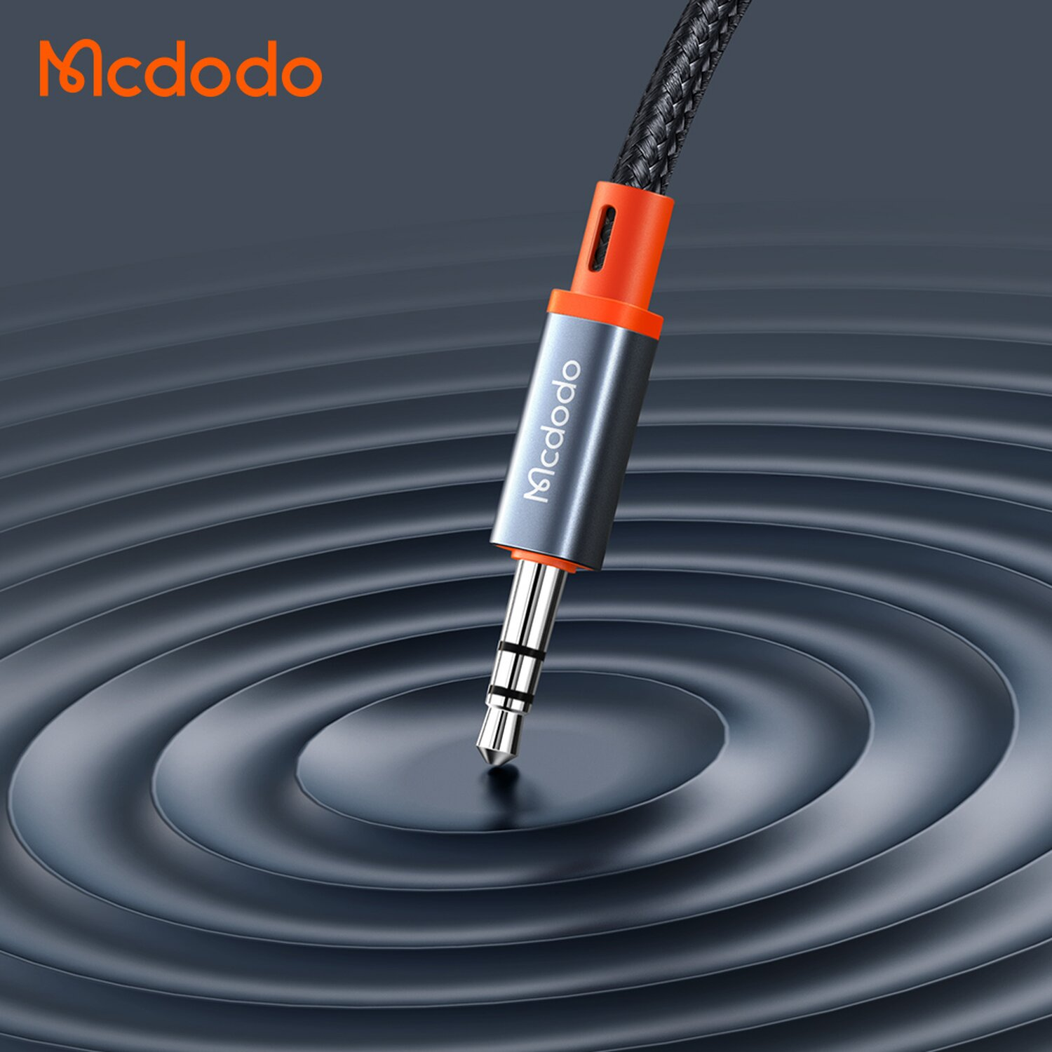 Un cavo audio nero e arancione con il marchio Mcdodo sul cavo.