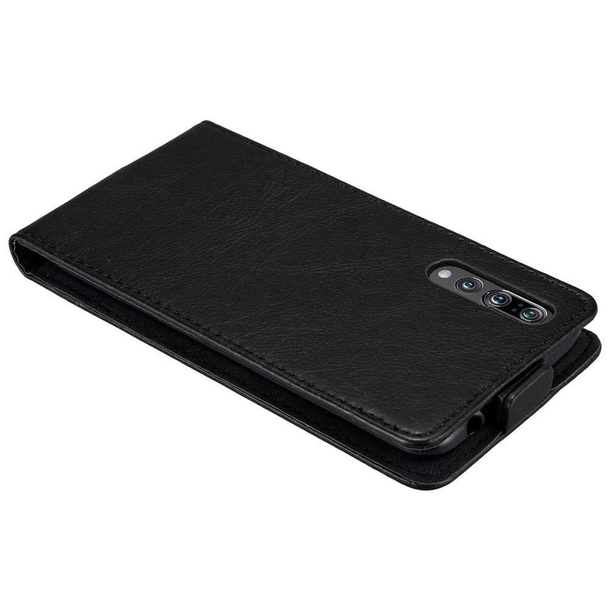 Funda de teléfono de cuero negro cerrada. La parte trasera del teléfono con la cámara es visible.
