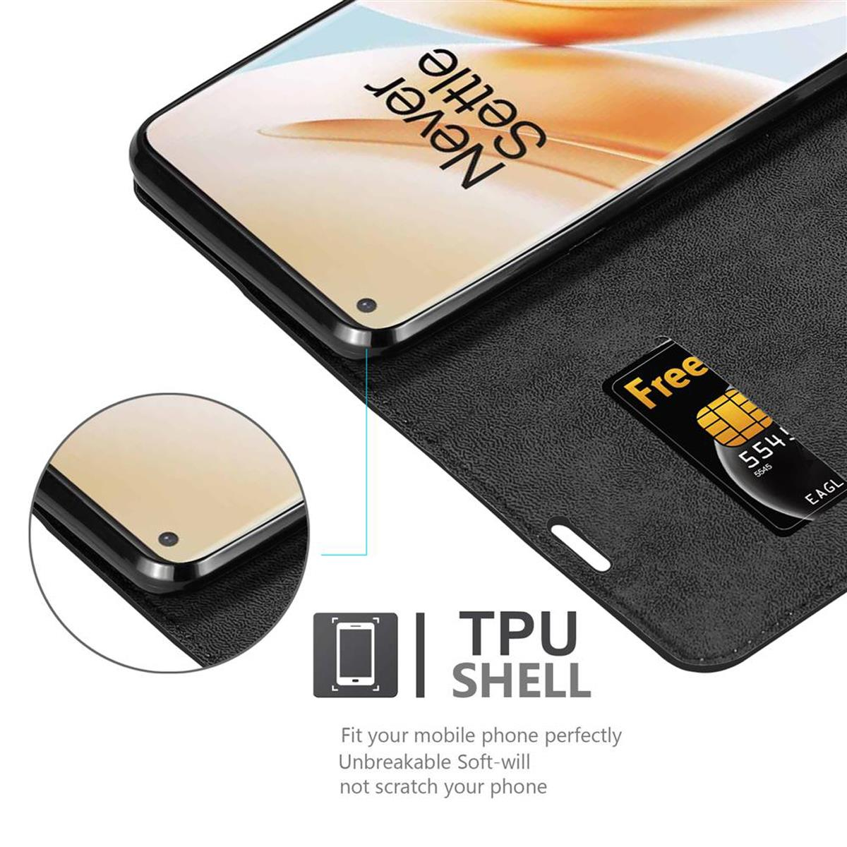 Handyhülle mit Telefon darin. Auf dem Telefonbildschirm steht Never Settle. Eine Karte befindet sich im Gehäuse.