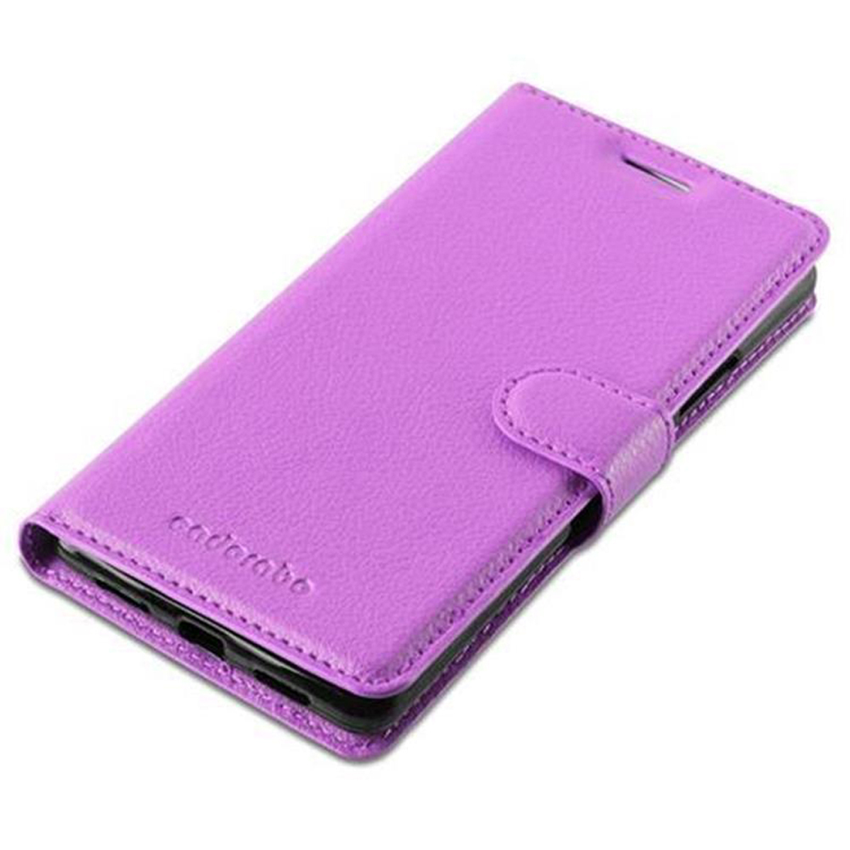Viene mostrata una custodia per telefono in pelle viola. Ha una chiusura a scatto e una finitura opaca. Il marchio è visibile.