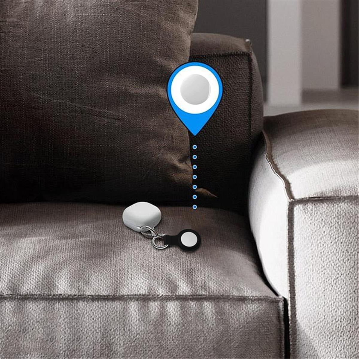 Weißer Smart-Tag und Schlüsselanhänger auf einem Sofa. Blauer Standortmarker darüber.
