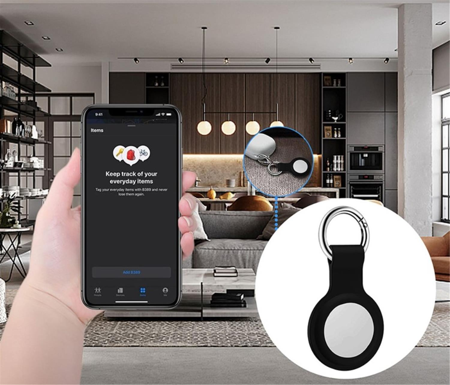 Eine Hand hält ein Telefon mit einer App. Ein Tracker wird mit einem Schlüsselring und Anhänger gezeigt.
