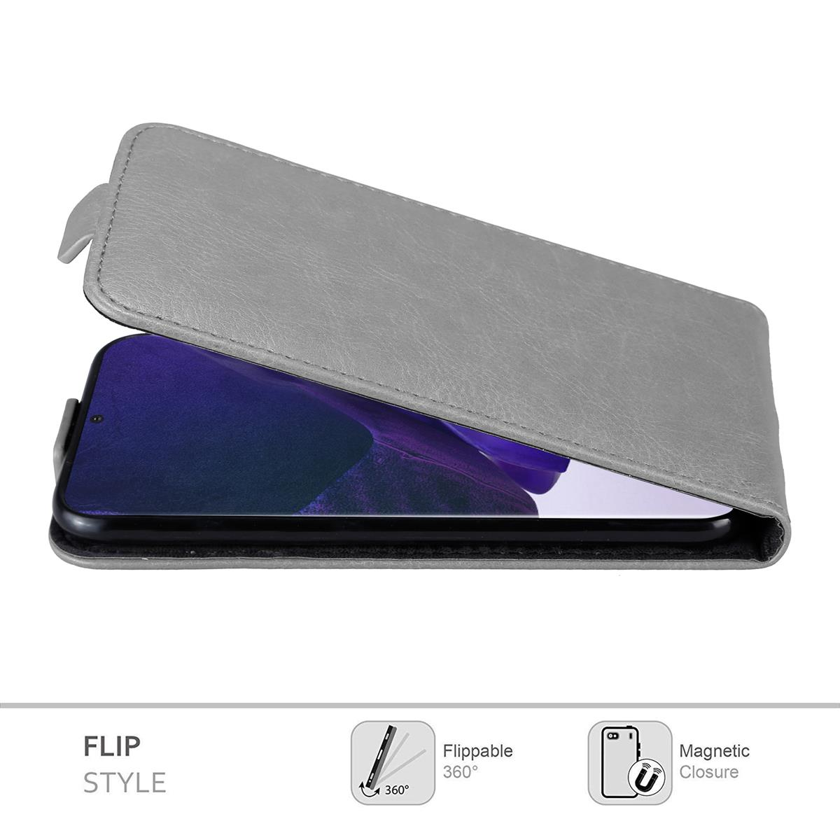 Custodia grigia aperta con un telefono all'interno. La custodia è a libro con chiusura magnetica.